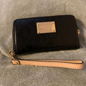 Micheal Kors wristlet